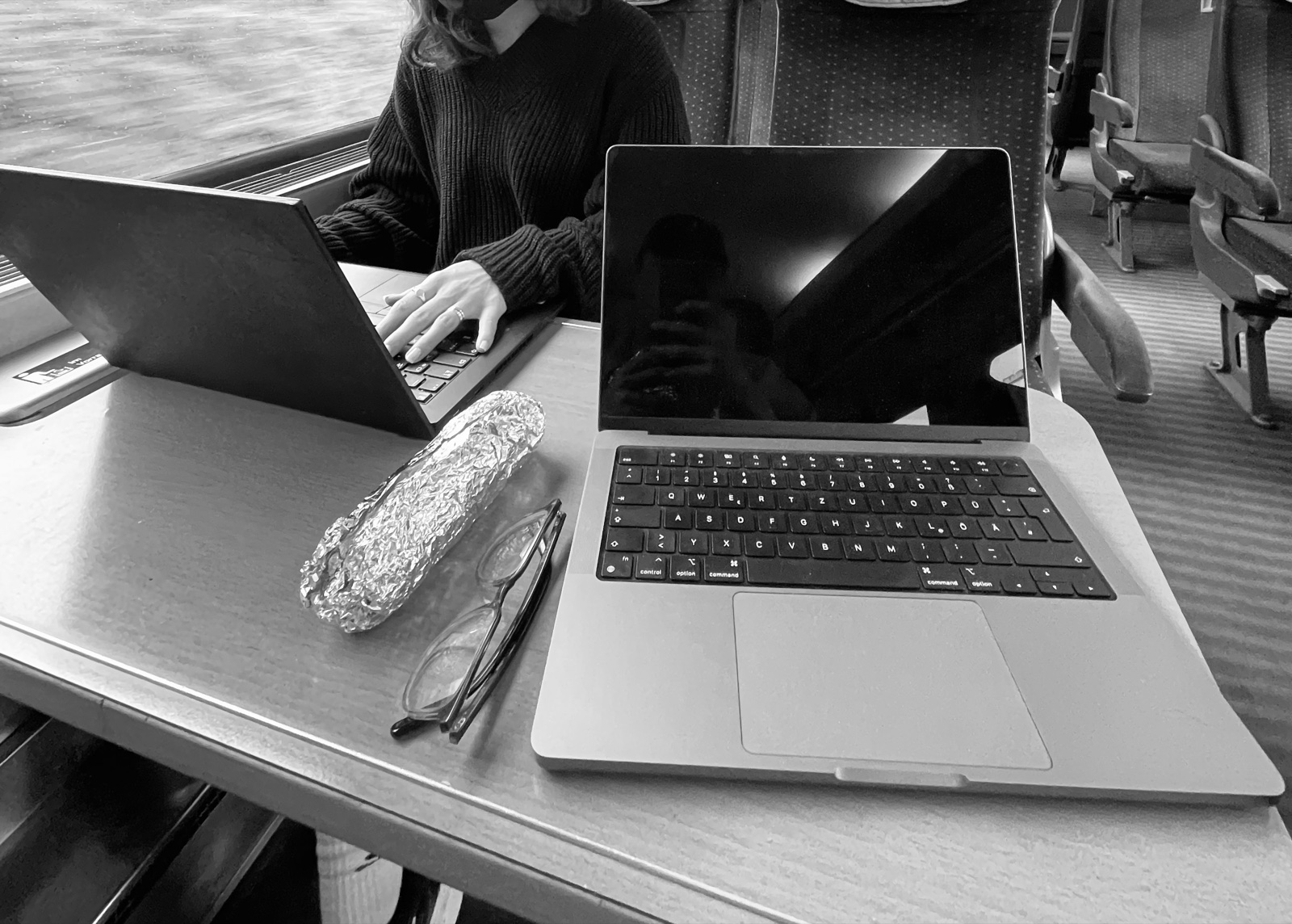 Laptop auf dem Tisch eines Bahn-Vierersitzers